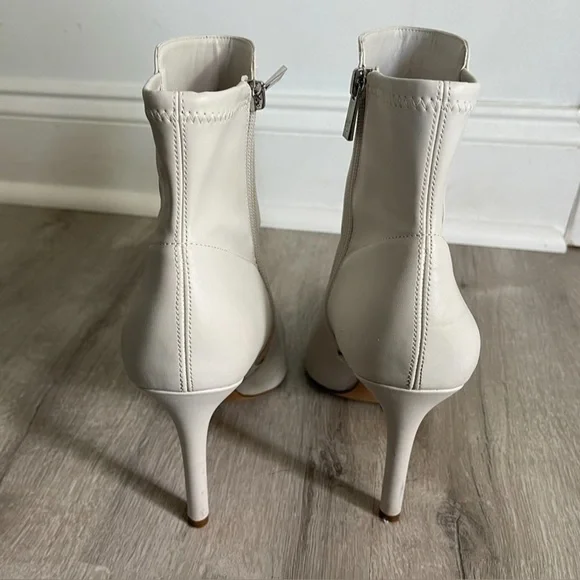 Jessica Simpson - Elegant White Ankle Boots size 9 - Picture 2 of 7